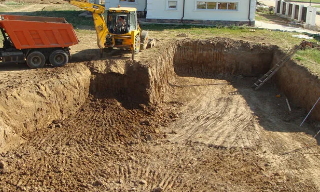 Рытье котлованов под фундамент в Холмске – цена от 2597 руб. за м3 | 2Землекопа-Хлм