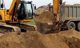 Выкопать яму экскаватором в Холмске от 935 руб. - 2Землекопа-Хлм