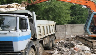 Вывоз строительного мусора с участка в Холмске недорого от 1559 руб. | 2Землекопа-Хлм